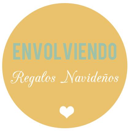 Envolviendo regalos navideños