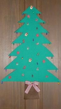 Cómo hacer un árbol de Navidad para colgar en la puerta