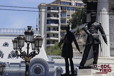 Monumento a Prats y edificio de la armada de Chile