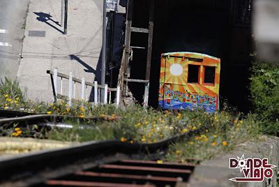 Arte sobre el ascensor del cerro Artillería