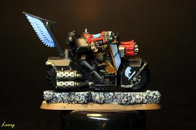 Motorista con rifle de plasma de los Ángeles Oscuros