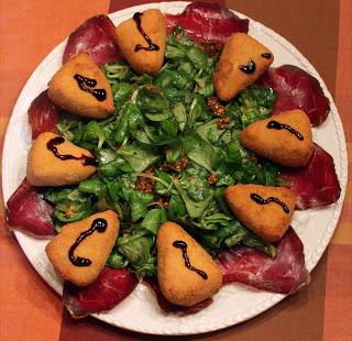 ensalada-canonigos-cecina-camembert-kikos