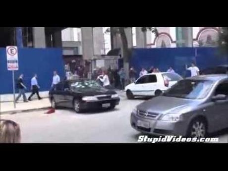 Mujer despechada rompe el Auto de su Novio ¿Así que me engañabas con otra…? Entoncés te rompo todo el coche – VIDEO DEL DIA