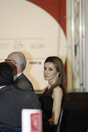 El look de Dña. Letizia en la entrega del Premio Joven Empresario en Cádiz