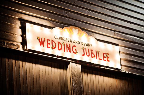 Ryan & Clarissa: Una boda navideña en un  teatro