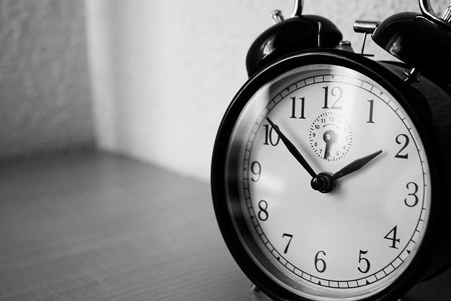 Reloj en blanco y negro señala las diez y diez