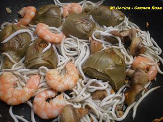 REVUELTO DE ALCAUCILES (ALCACHOFAS) CON LANGOSTINOS, GULAS Y JAMON SERRANO