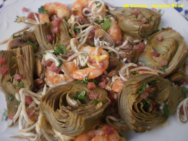 REVUELTO DE ALCAUCILES (ALCACHOFAS) CON LANGOSTINOS, GULAS Y JAMON SERRANO