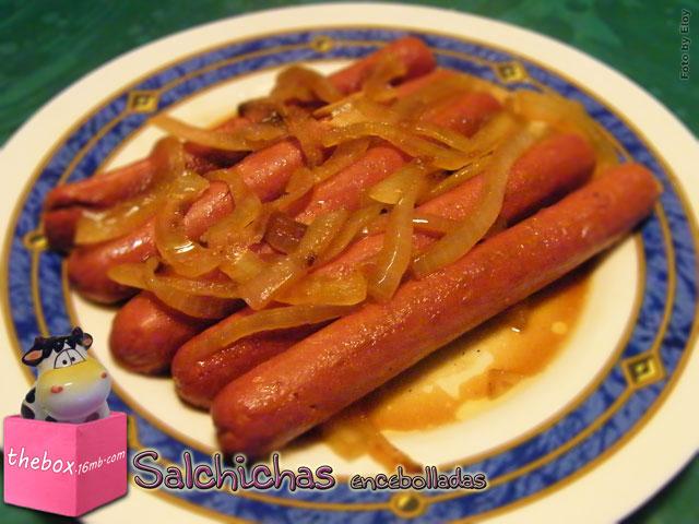 Salchichas encebolladas
