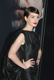 Anne Hathaway, de Tom Ford, en el estreno de Los Miserables en Londres