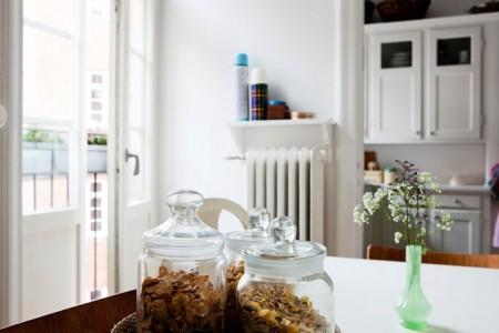 suelo madera espigada lámparas de colores estilo nórdico estilo escandinavo diseño de interiores decorar en colores pastel decoración sencilla decoración femenina decoración en blanco con toques de color decoración diy decoración de salones decoración de oficina decoración de interiores decoración de habitación de hobby decoración de estudios decoración creativa Decoración alegre cojines colores pastel cajas de colores decoración blog estilo nórdico blog de interiores blog de decoración accesorios para el hogar estilo nórdico Accesorios para el hogar de colores accesorios colores 