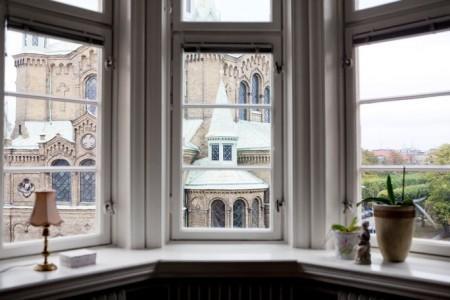 suelo madera espigada lámparas de colores estilo nórdico estilo escandinavo diseño de interiores decorar en colores pastel decoración sencilla decoración femenina decoración en blanco con toques de color decoración diy decoración de salones decoración de oficina decoración de interiores decoración de habitación de hobby decoración de estudios decoración creativa Decoración alegre cojines colores pastel cajas de colores decoración blog estilo nórdico blog de interiores blog de decoración accesorios para el hogar estilo nórdico Accesorios para el hogar de colores accesorios colores 