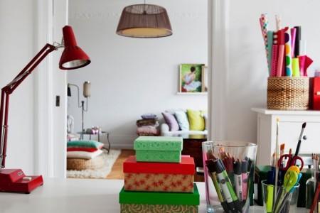 suelo madera espigada lámparas de colores estilo nórdico estilo escandinavo diseño de interiores decorar en colores pastel decoración sencilla decoración femenina decoración en blanco con toques de color decoración diy decoración de salones decoración de oficina decoración de interiores decoración de habitación de hobby decoración de estudios decoración creativa Decoración alegre cojines colores pastel cajas de colores decoración blog estilo nórdico blog de interiores blog de decoración accesorios para el hogar estilo nórdico Accesorios para el hogar de colores accesorios colores 