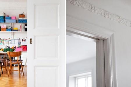 suelo madera espigada lámparas de colores estilo nórdico estilo escandinavo diseño de interiores decorar en colores pastel decoración sencilla decoración femenina decoración en blanco con toques de color decoración diy decoración de salones decoración de oficina decoración de interiores decoración de habitación de hobby decoración de estudios decoración creativa Decoración alegre cojines colores pastel cajas de colores decoración blog estilo nórdico blog de interiores blog de decoración accesorios para el hogar estilo nórdico Accesorios para el hogar de colores accesorios colores 