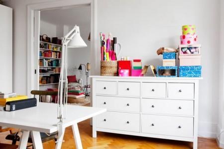 suelo madera espigada lámparas de colores estilo nórdico estilo escandinavo diseño de interiores decorar en colores pastel decoración sencilla decoración femenina decoración en blanco con toques de color decoración diy decoración de salones decoración de oficina decoración de interiores decoración de habitación de hobby decoración de estudios decoración creativa Decoración alegre cojines colores pastel cajas de colores decoración blog estilo nórdico blog de interiores blog de decoración accesorios para el hogar estilo nórdico Accesorios para el hogar de colores accesorios colores 