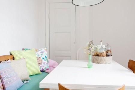 suelo madera espigada lámparas de colores estilo nórdico estilo escandinavo diseño de interiores decorar en colores pastel decoración sencilla decoración femenina decoración en blanco con toques de color decoración diy decoración de salones decoración de oficina decoración de interiores decoración de habitación de hobby decoración de estudios decoración creativa Decoración alegre cojines colores pastel cajas de colores decoración blog estilo nórdico blog de interiores blog de decoración accesorios para el hogar estilo nórdico Accesorios para el hogar de colores accesorios colores 