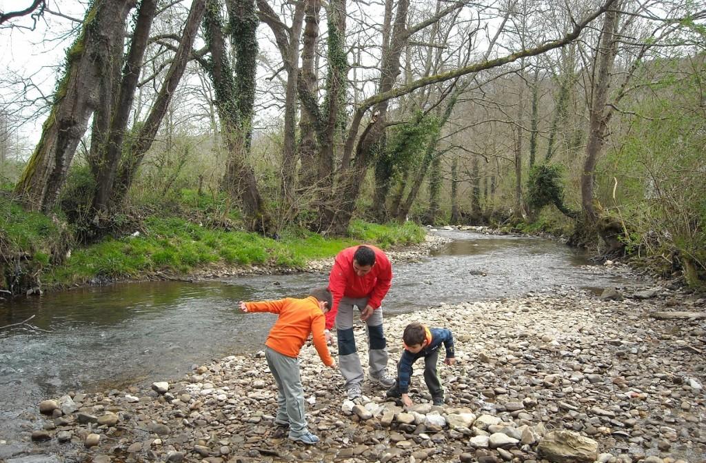 Al rio a tirar piedras