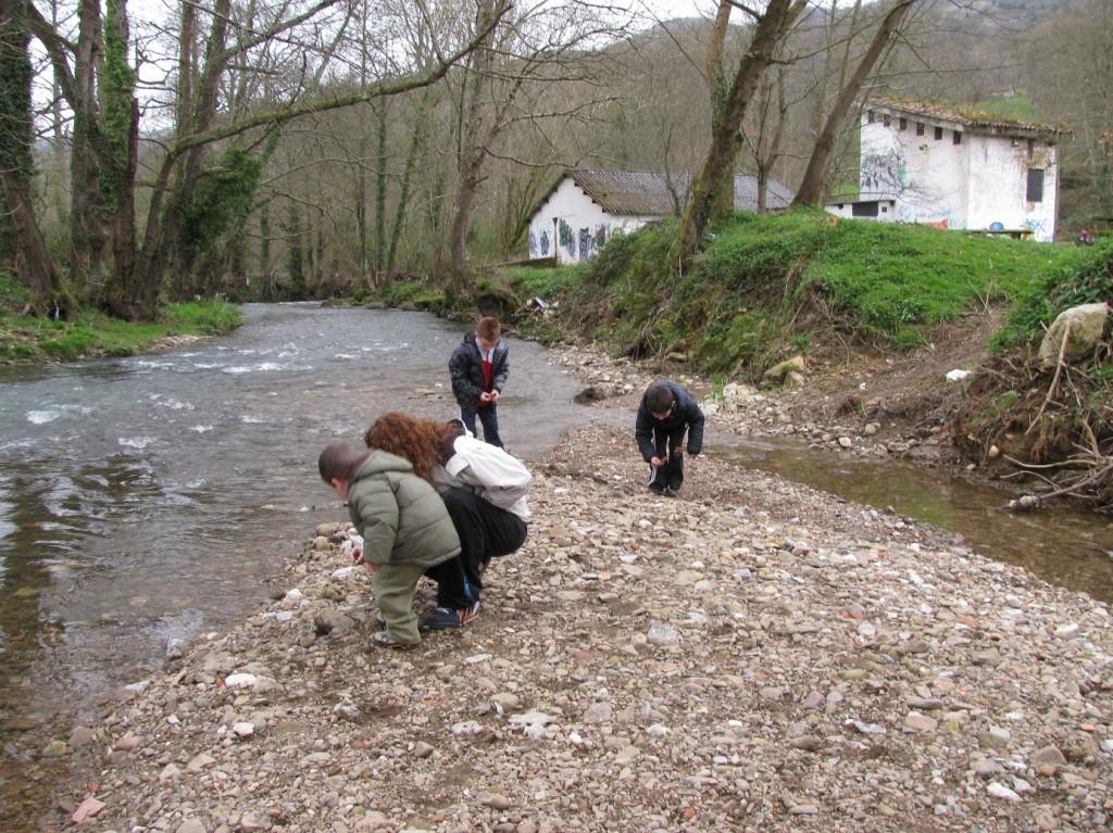 Al rio a tirar piedras