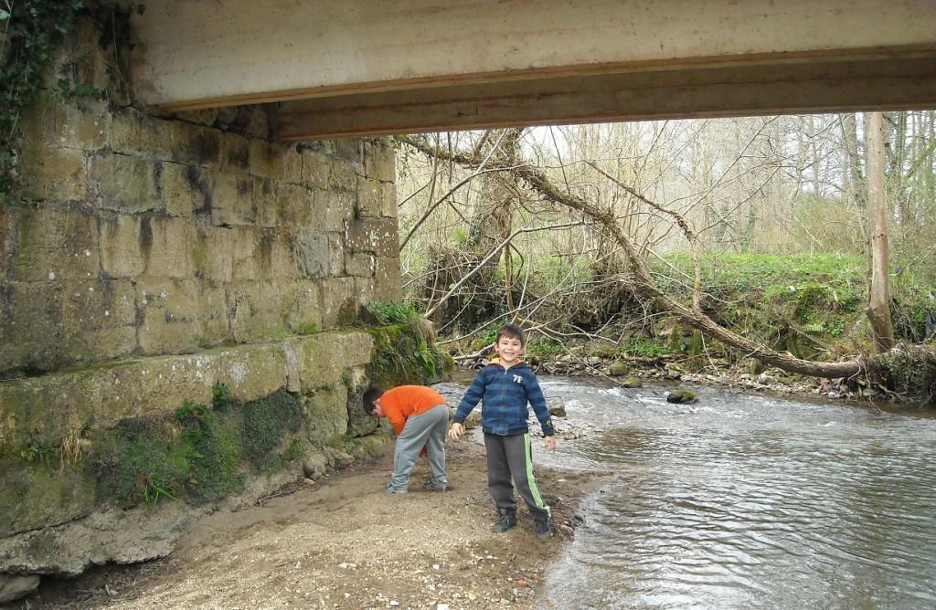 Al rio a tirar piedras