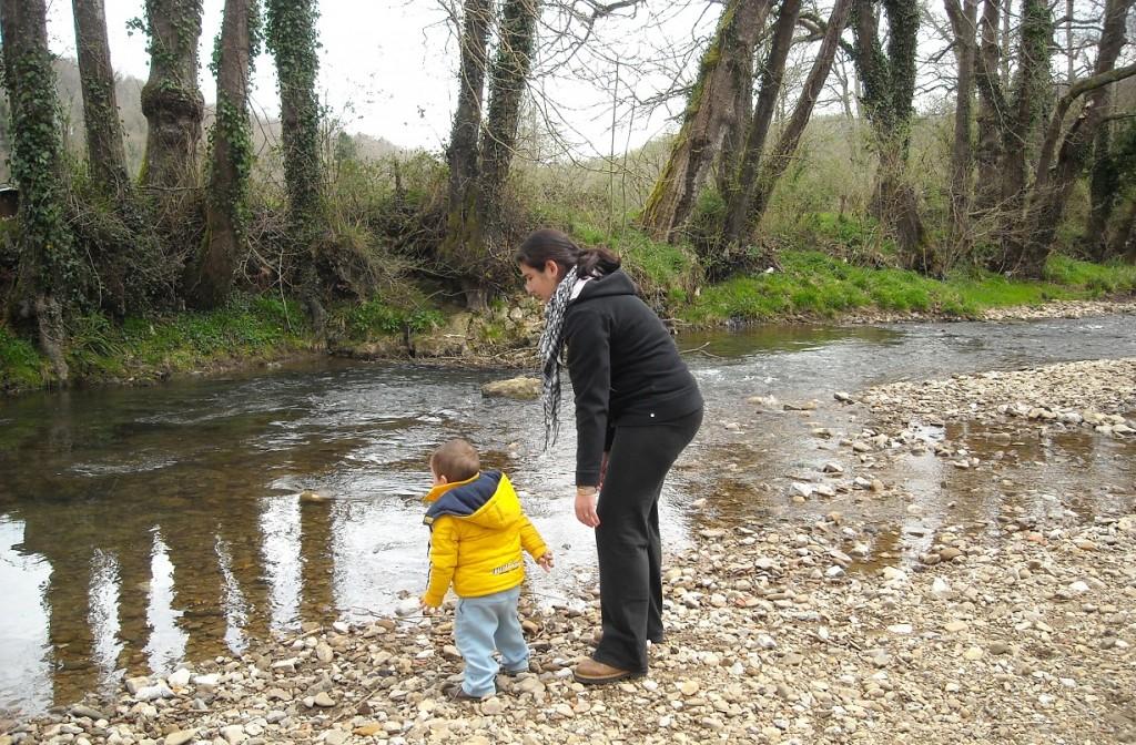 Al rio a tirar piedras