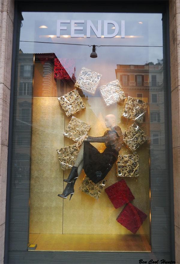 Escaparates navideños, las tiendas de lujo de Roma decoradas para las fiestas