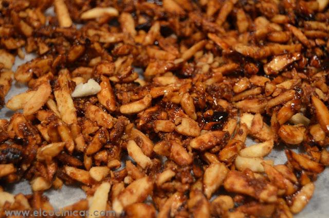 Rocas de almendras caramelizadas. Bombones de almendra con caramelo