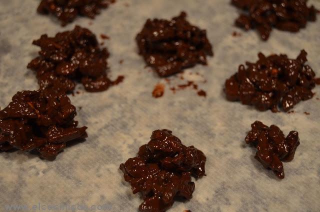 Rocas de almendras caramelizadas. Bombones de almendra con caramelo