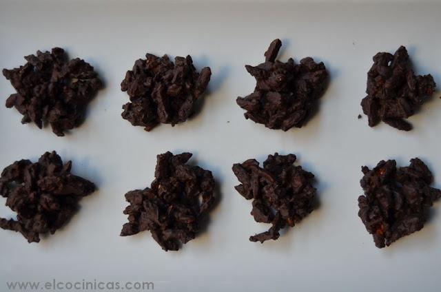 Rocas de almendras caramelizadas. Bombones de almendra con caramelo