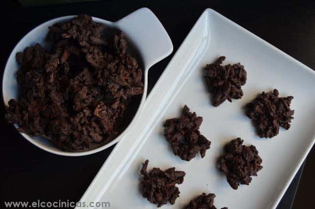 Rocas de almendras caramelizadas. Bombones de almendra con caramelo