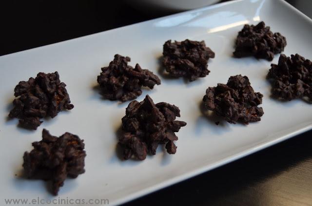 Rocas de almendras caramelizadas. Bombones de almendra con caramelo