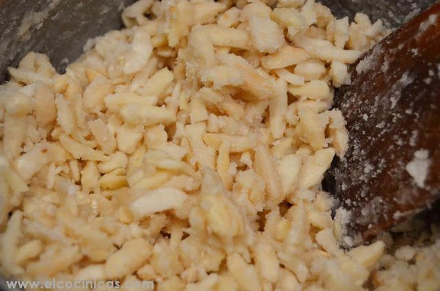 Rocas de almendras caramelizadas. Bombones de almendra con caramelo