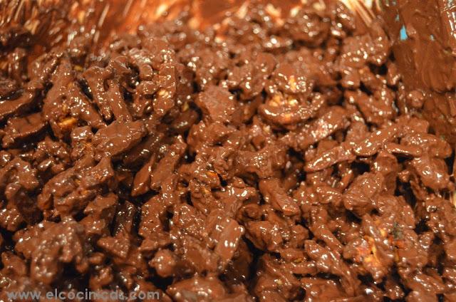 Rocas de almendras caramelizadas. Bombones de almendra con caramelo