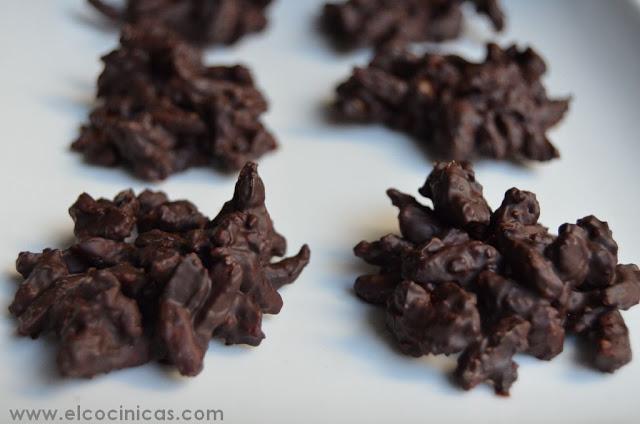 Rocas de almendras caramelizadas. Bombones de almendra con caramelo