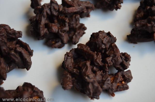 Rocas de almendras caramelizadas. Bombones de almendra con caramelo