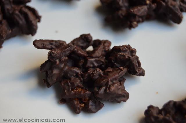 Rocas de almendras caramelizadas. Bombones de almendra con caramelo