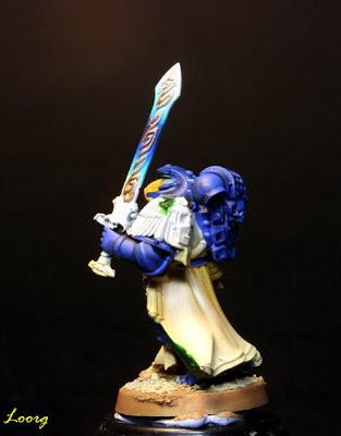 Detalle lateral de Turmiel de la caja de Warhammer 40000: Venganza Oscura