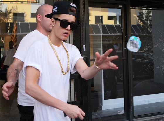 ¿Justin Bieber le lanzó una botella de agua a un paparazzi?