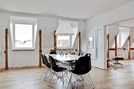 vigas de madera ático suelos de roble espigado sofa blanco ikea sillas emaes dsx side chair bertoia promoción kenay home muebles vitra muebles knoll muebles eames muebles de diseño contemporáneo lounge chair eames diseño nórdico diseño de interiores decoración sueca decoración salones decoración nórdica decoración escandinava decoración en blanco decoración de interiores decoración de áticos decoración comedores decoración cocinas cocinas modernas blog nórdico blog interiorismo blog decoración 