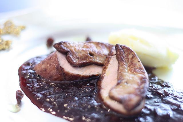 SOLOMILLO DE CERDO CON FOIE Y SALSA DE FRAMBUESA.