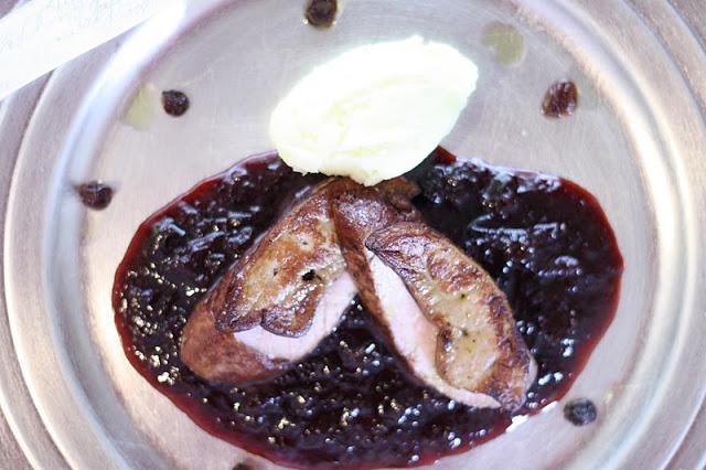 SOLOMILLO DE CERDO CON FOIE Y SALSA DE FRAMBUESA.