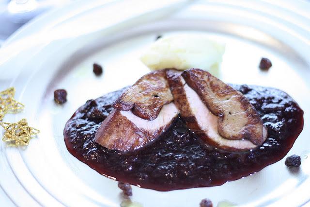 SOLOMILLO DE CERDO CON FOIE Y SALSA DE FRAMBUESA.
