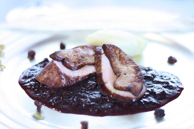 SOLOMILLO DE CERDO CON FOIE Y SALSA DE FRAMBUESA.