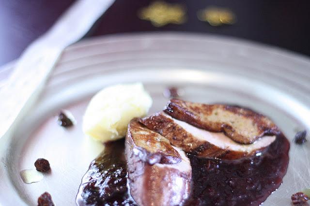 SOLOMILLO DE CERDO CON FOIE Y SALSA DE FRAMBUESA.