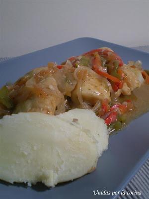 Lomos de merluza encebollados