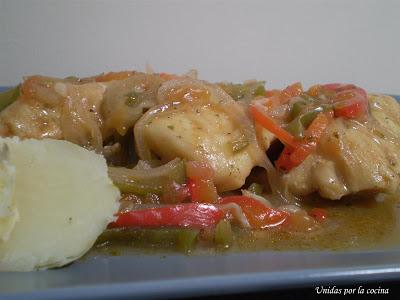 Lomos de merluza encebollados