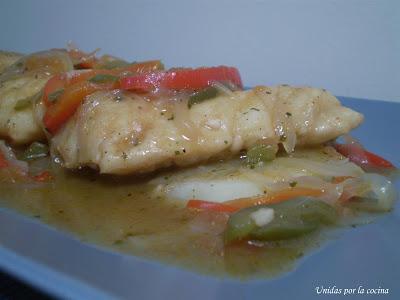 Lomos de merluza encebollados