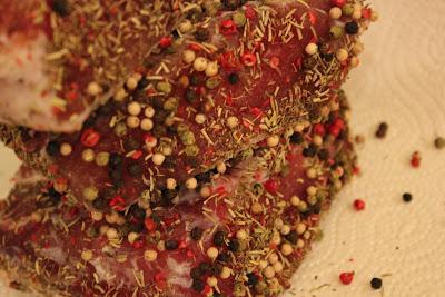 Lomos Especiados, fiambres navideños curados en casa. Lomos Especiados, fiambres navideños curados en casa.