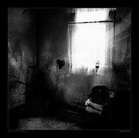 Despierto, y espero, aquí, en un costado de esta fría cam...