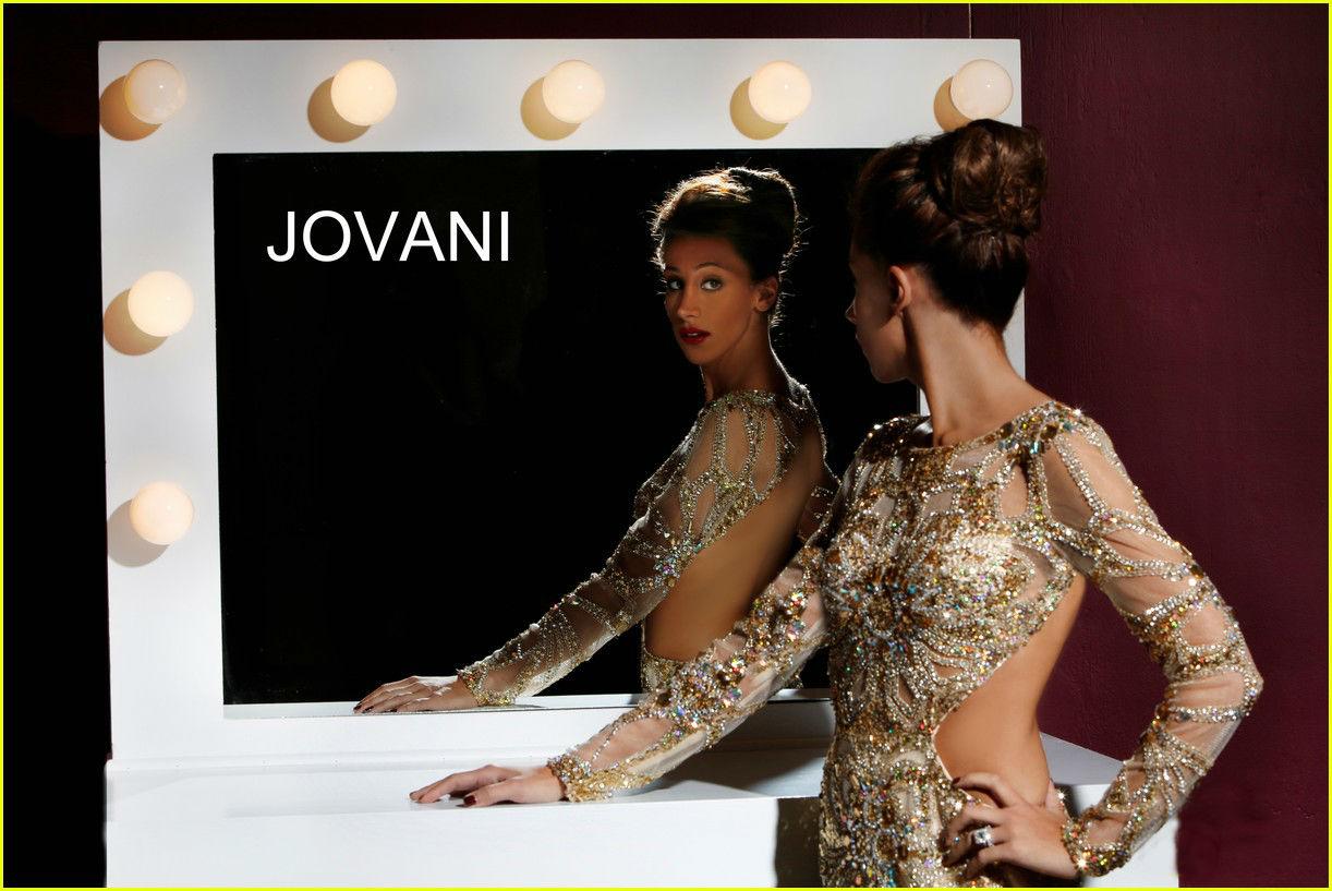 Danielle Jonas debuta como modelo de la marca Jovani
