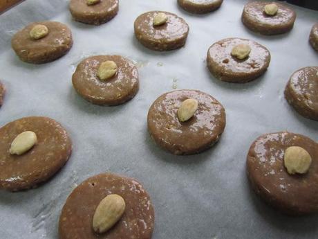 Mantecados de almendra y chocolate fáciles